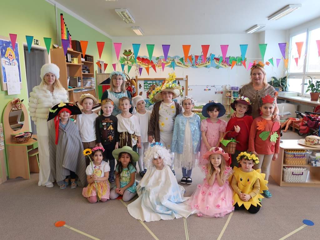 Karneval s pohádkou "O dvanácti měsíčkách"